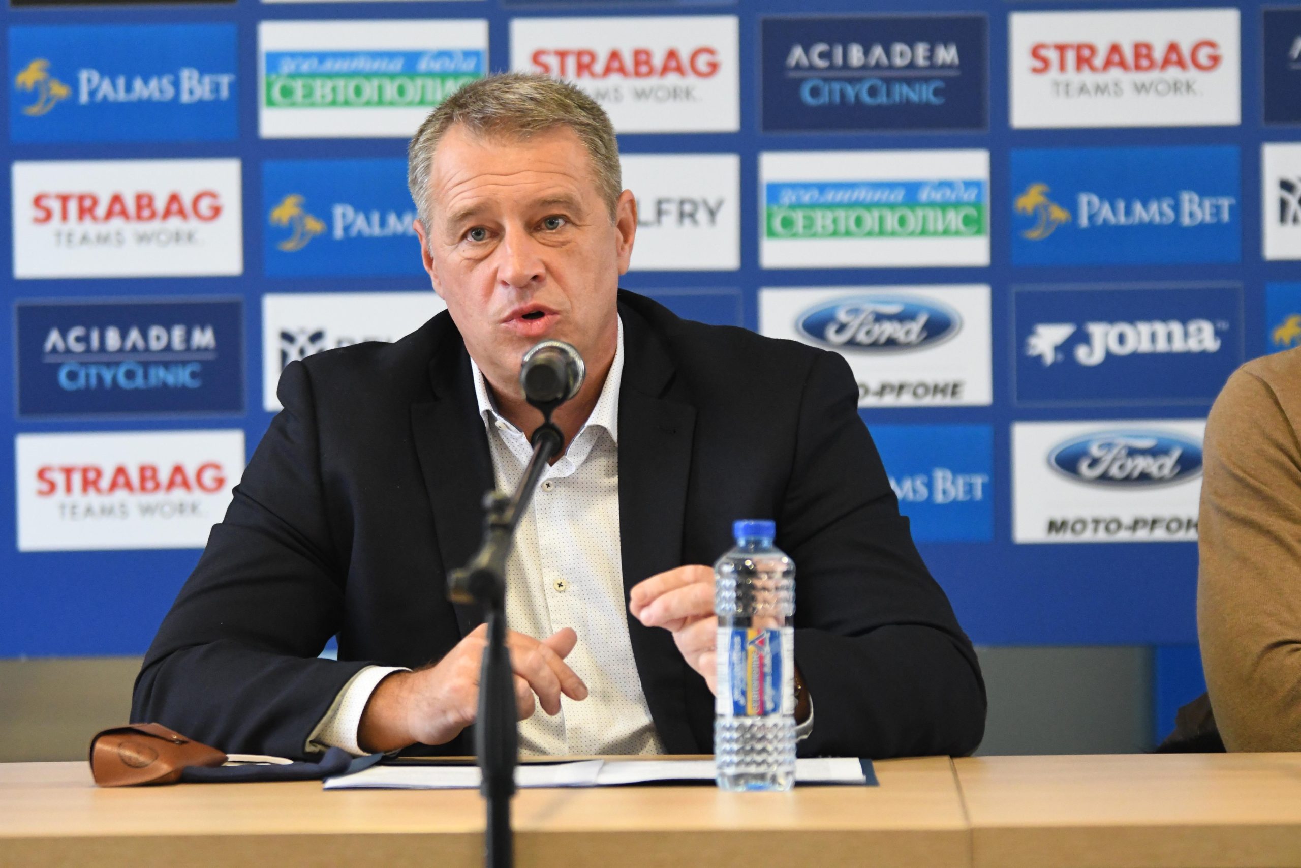 Изпълнителният директор на Левски Ивайло Ивков призна че компанията 8222 Юнайтед
