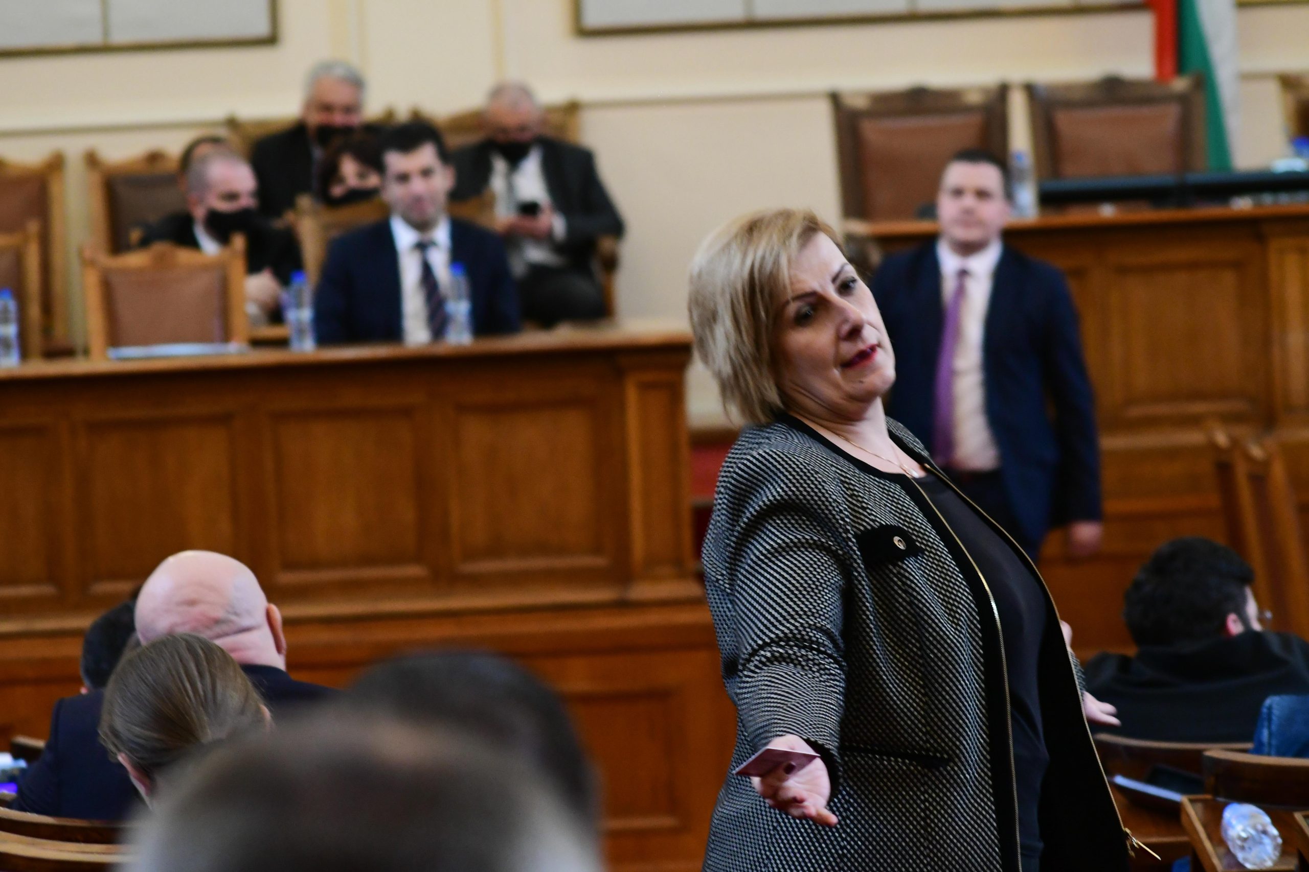 Депутатката Елена Гунчева от Възраждане получава ценни съвети в сферата