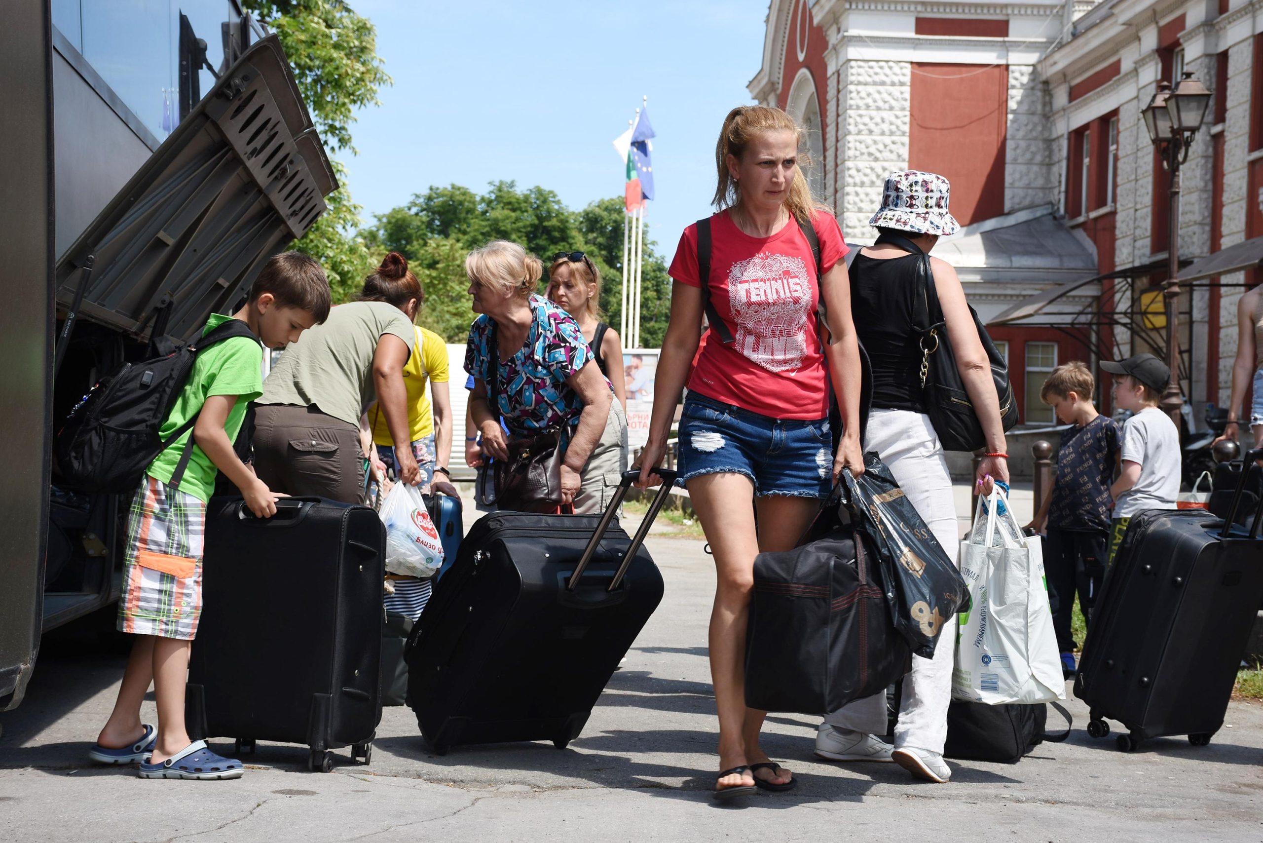Около 2000 украински бежанци трябва да бъдат изведени от хотелите