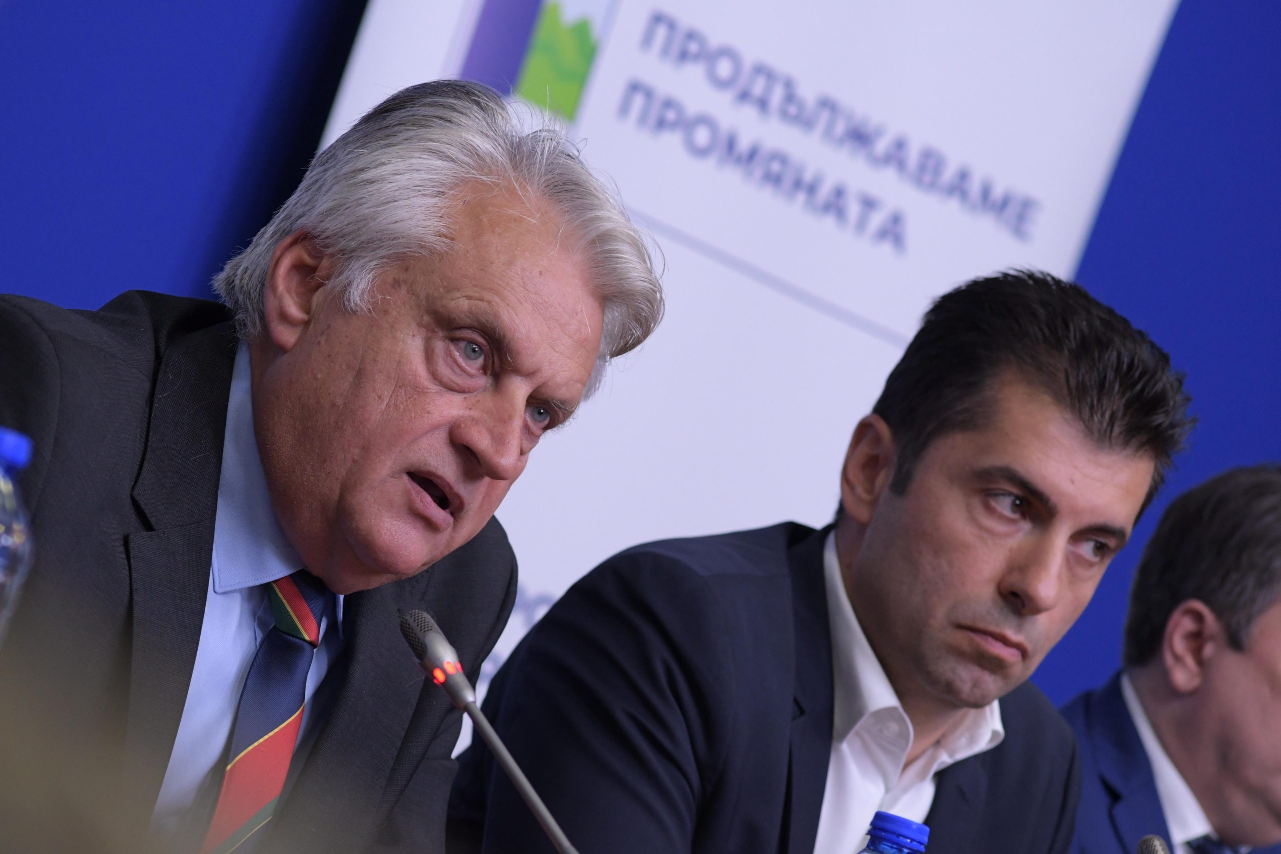 Вицепремиерът Атанас Пеканов и вътрешният министър Иван Демерджиев дават последни