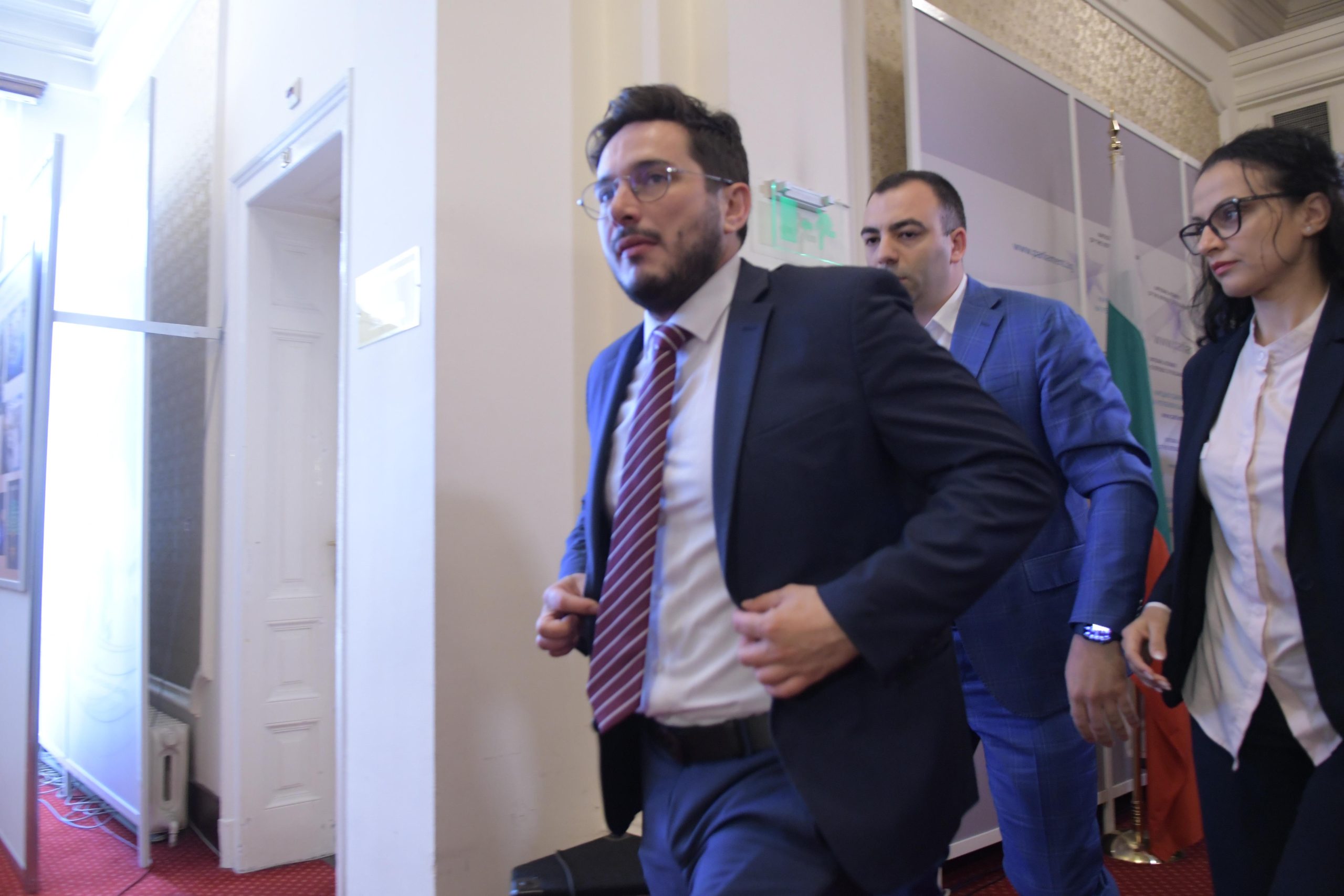 Бившият участник в „Биг брадър“ Кирил Симеонов напусна парламентарната група