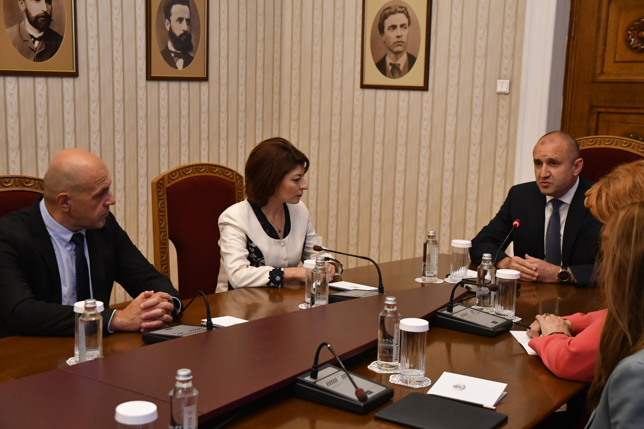 Приключиха консултациите между представители на ГЕРБ и президента Румен Радев