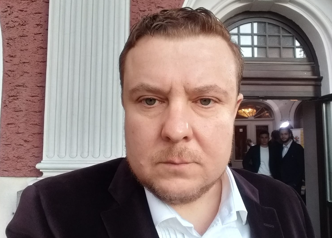 Актьорът Васил Драганов продължава сериозно да се дискредитира държи се