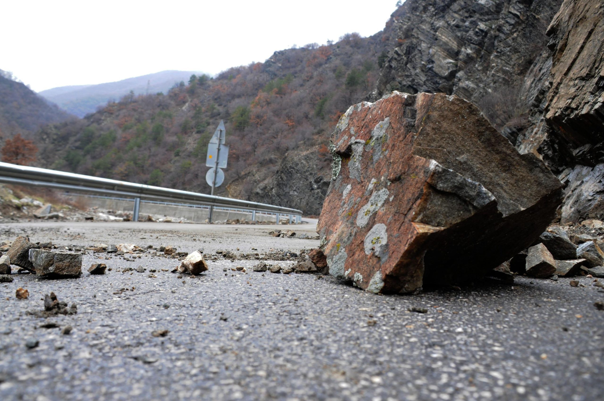 Голям скален къс падна на пътя Симитли-Банско. Скалата е паднала