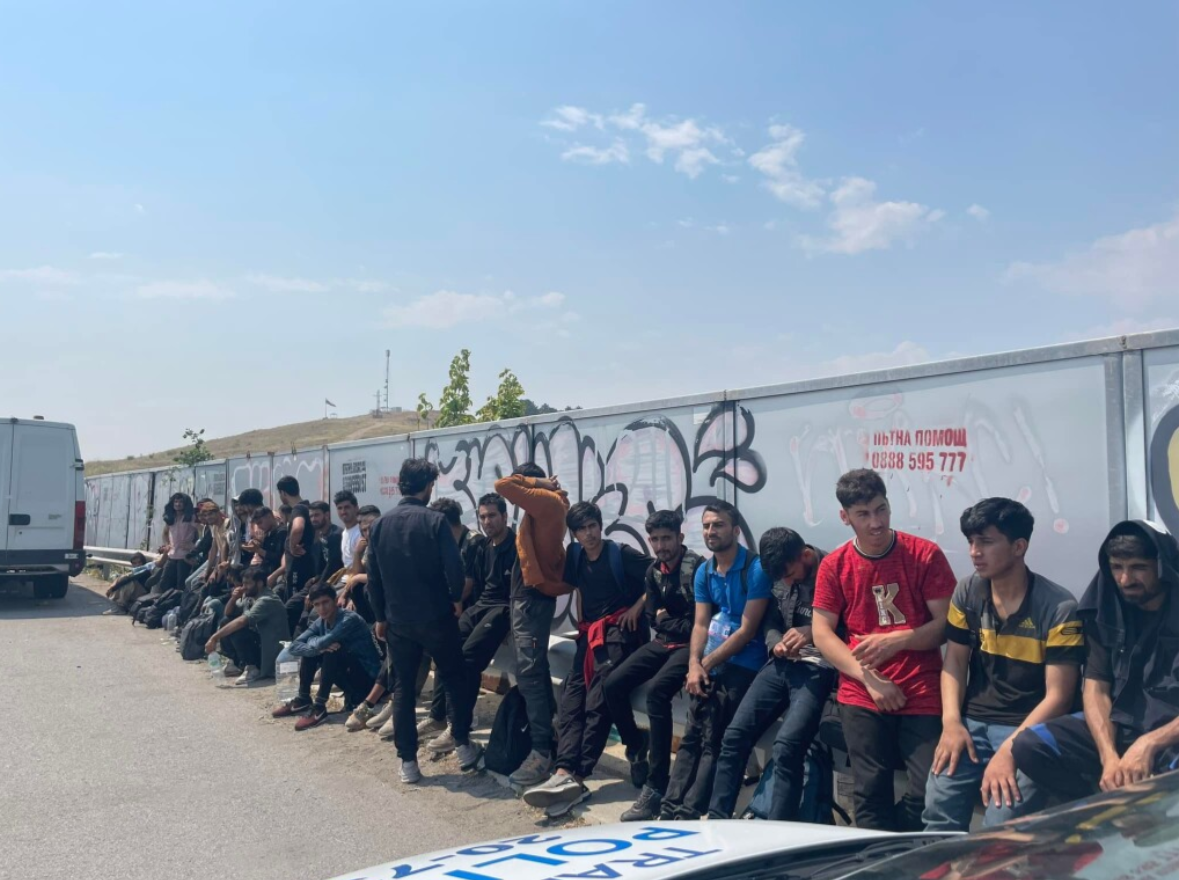 Полицията залови голяма група нелегални мигранти на пътя Созопол Бургас предаде