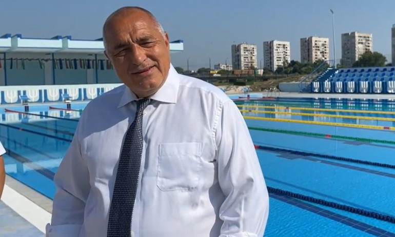 Лидерът на ГЕРБ Бойко Борисов инспектира напълно обновения спортен комплекс