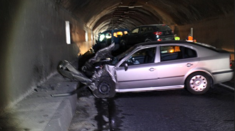 Челен удар между два автомобила в тунел 8222 Железница затвори Е 79