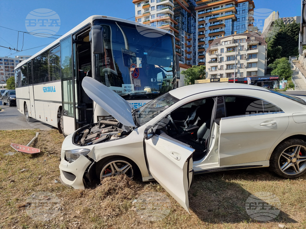 Катастрофа между автобус и кола стана във Варна Ударът е