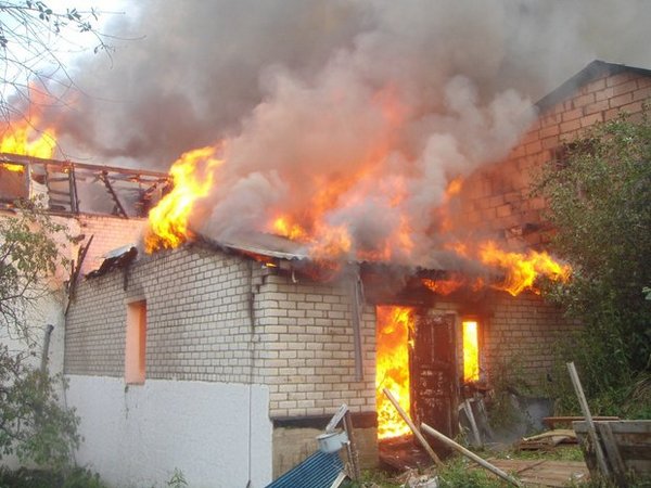 Огромен пожар бушува в карнобатсткото село Деветинци Огненият ад е