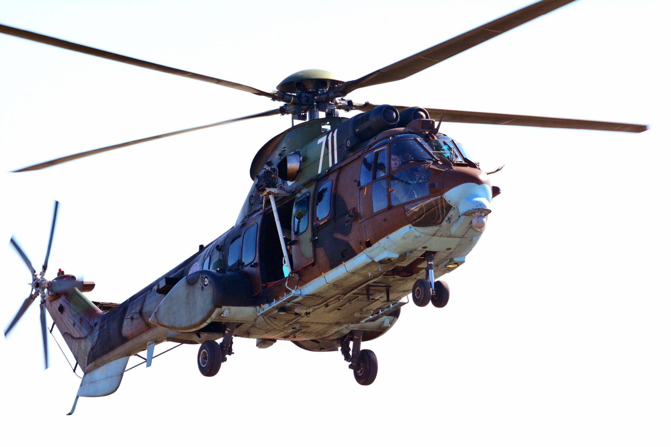 Дежурен екипаж на вертолет Кугар от състава на Военновъздушните сили
