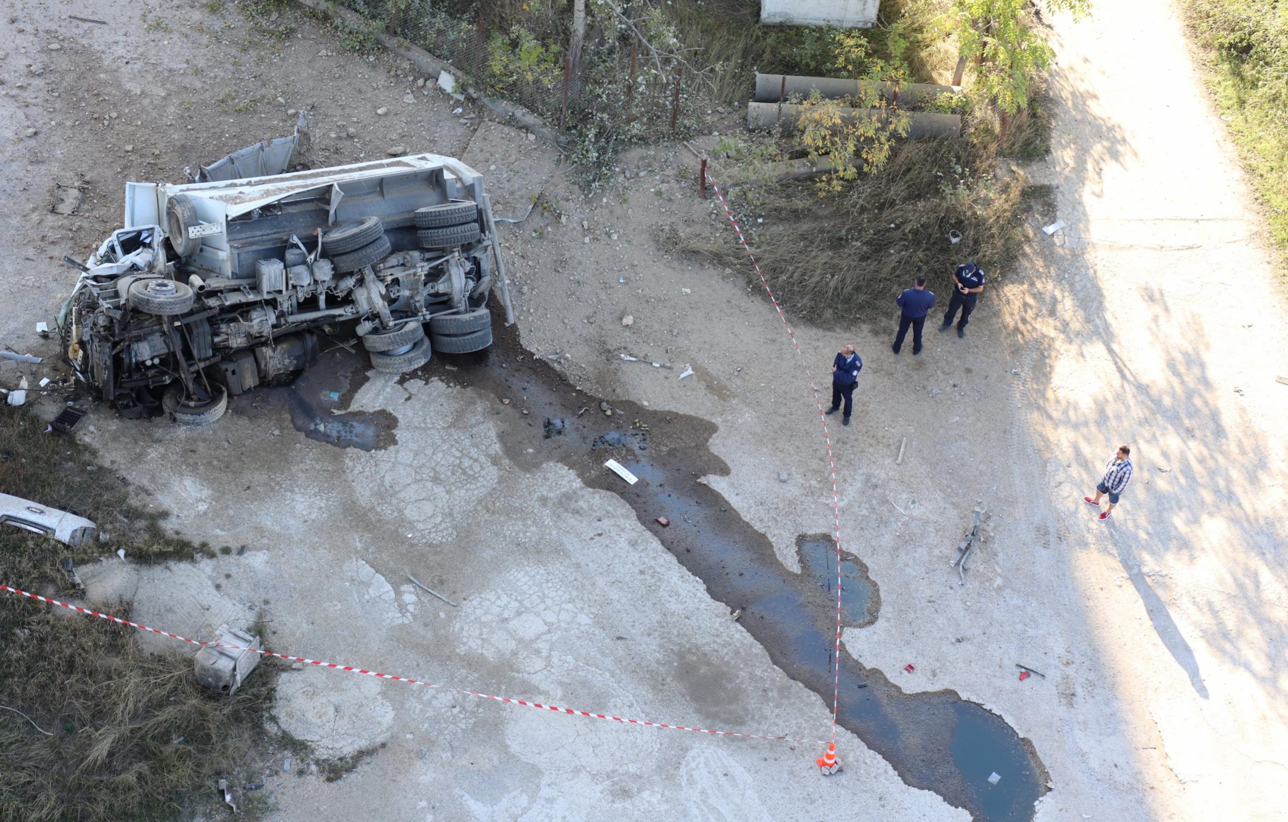 Камион падна от мост край тополовградското село Устрем съобщиха от