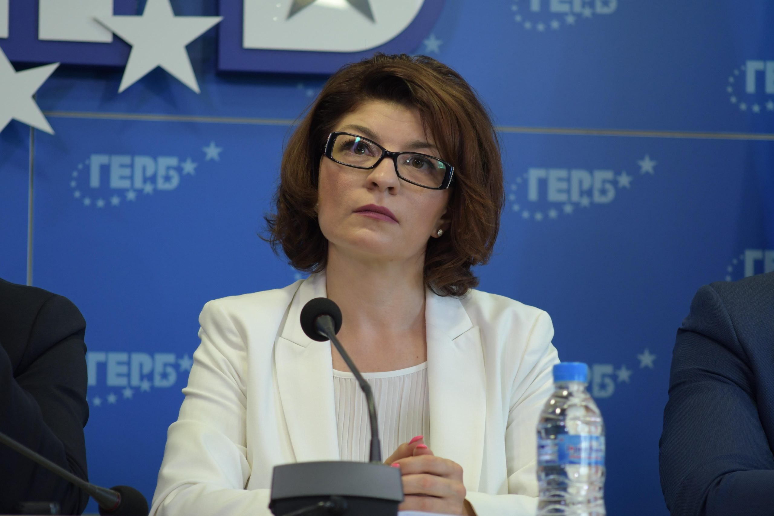 Председателката на Парламентарната група на ГЕРБ СДС Десислава Атанасова показа тест