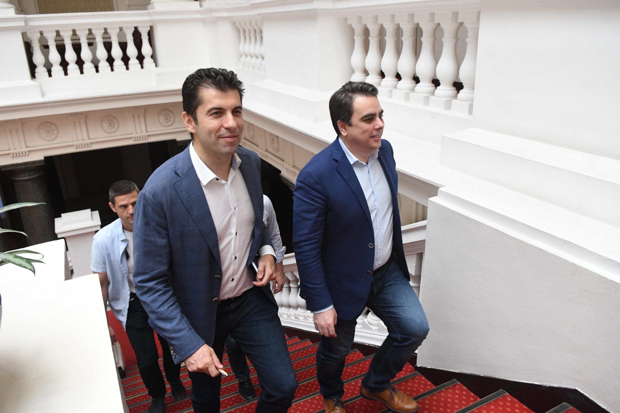 Кирил Петков и Асен Василев събират депутатите си в хотел