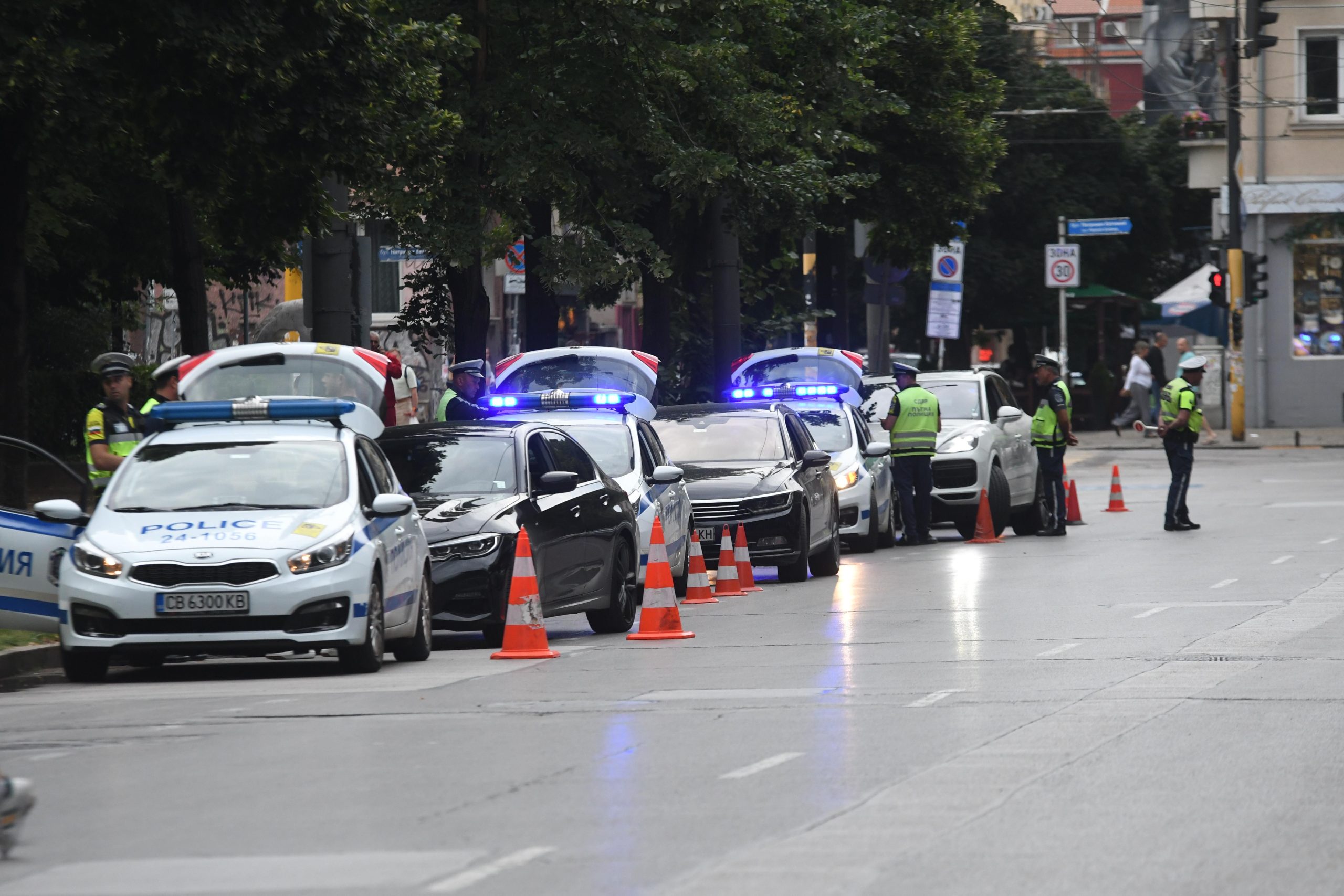 Криминалисти и служители от спецчастите на ОДМВР-Бургас са предприели мащабна