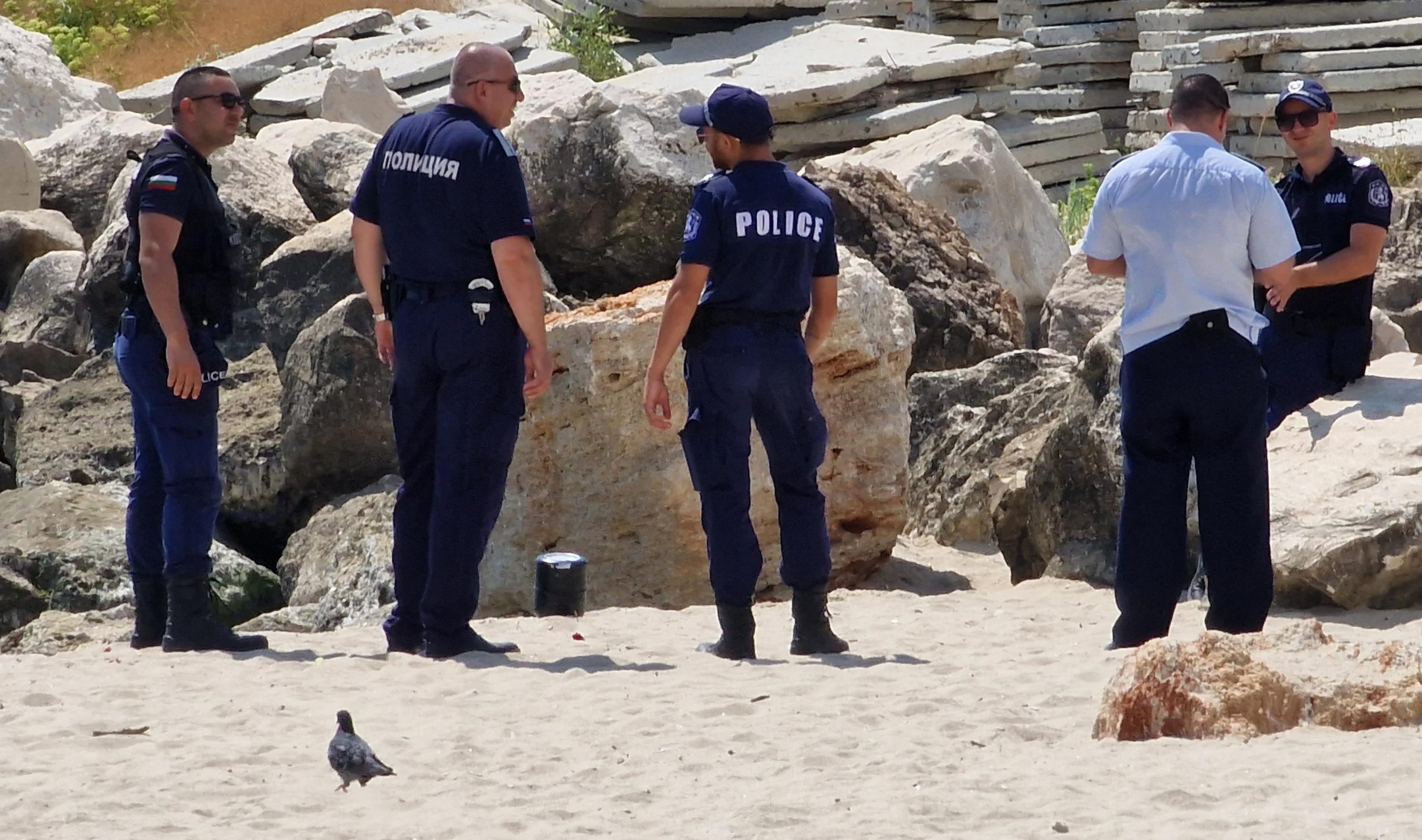 Морето изхвърли неустановен обект на варненския плаж в близост до