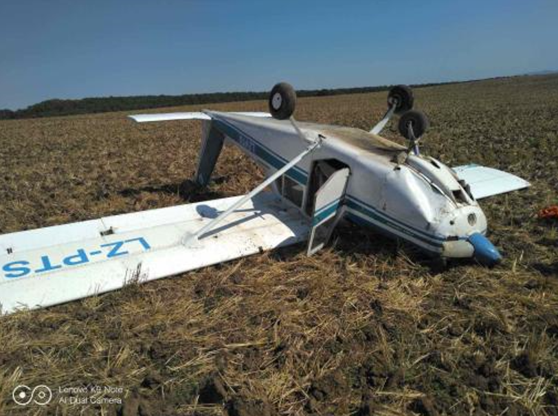 Еднопилотен самолет се е приземил аварийно в нива между селата
