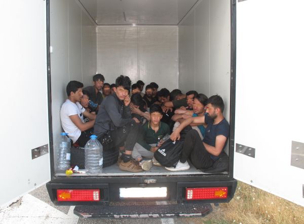 Над 30 мигранти са открити на турско-българската граница в камион