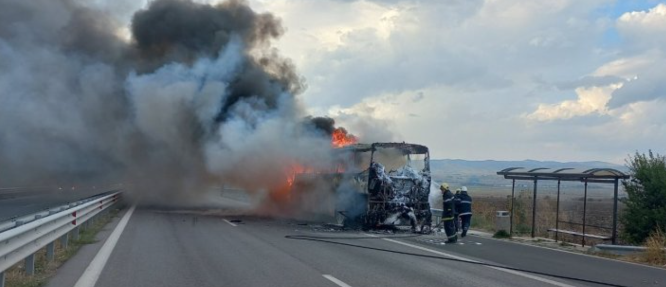 Автобус избухна в пламъци между Лом и Монтана съобщава BulNews