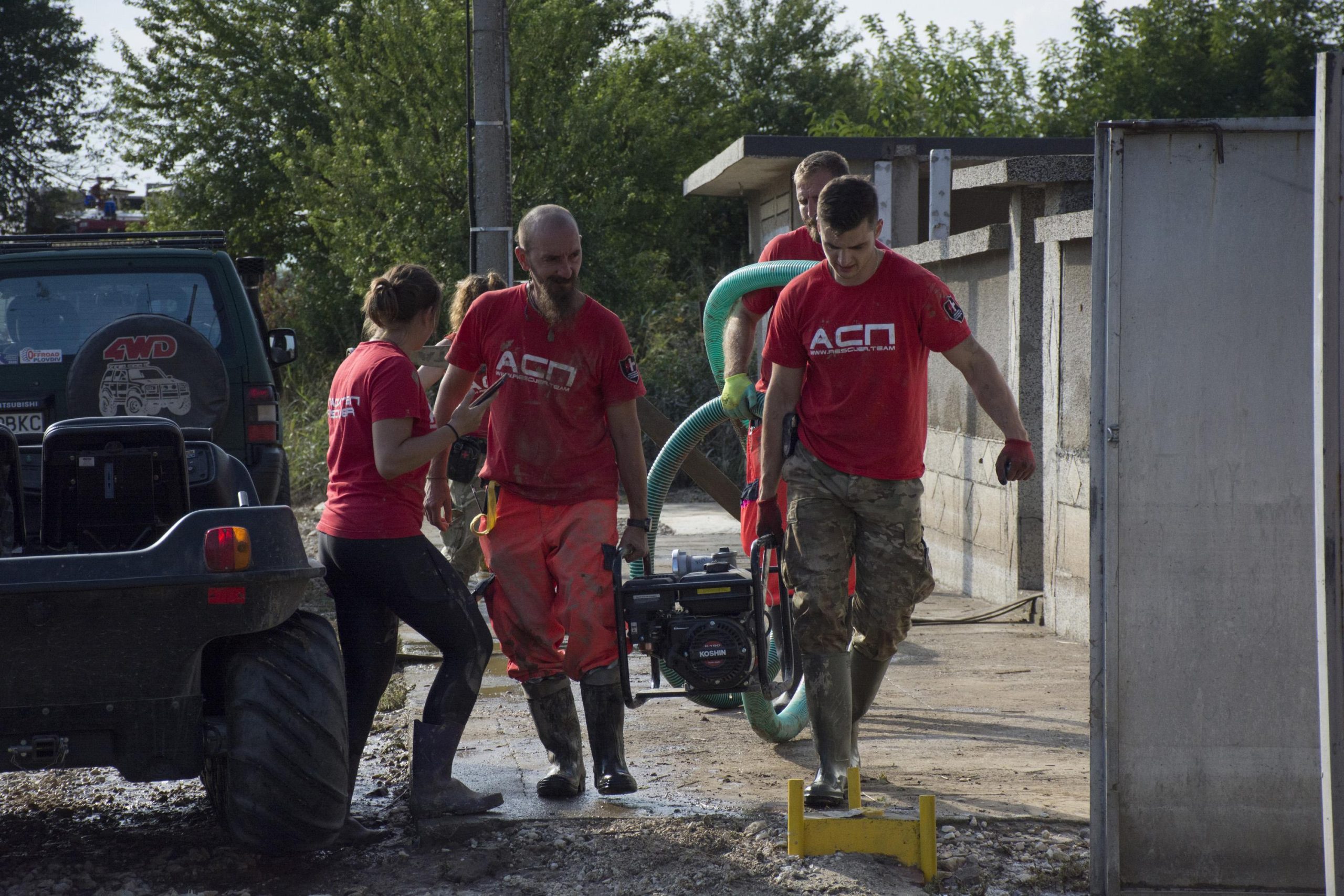 Двама от доброволците в Каравелово са оцелели от потопа в