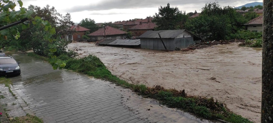 Проливен дъжд превърна улиците в центъра на Кърджали в реки