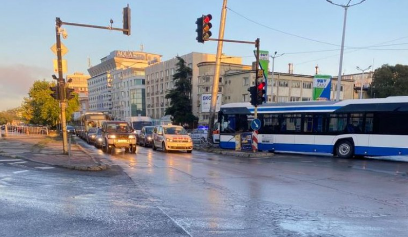 Автобус от градския транспорт във Варна се блъсна в светофар