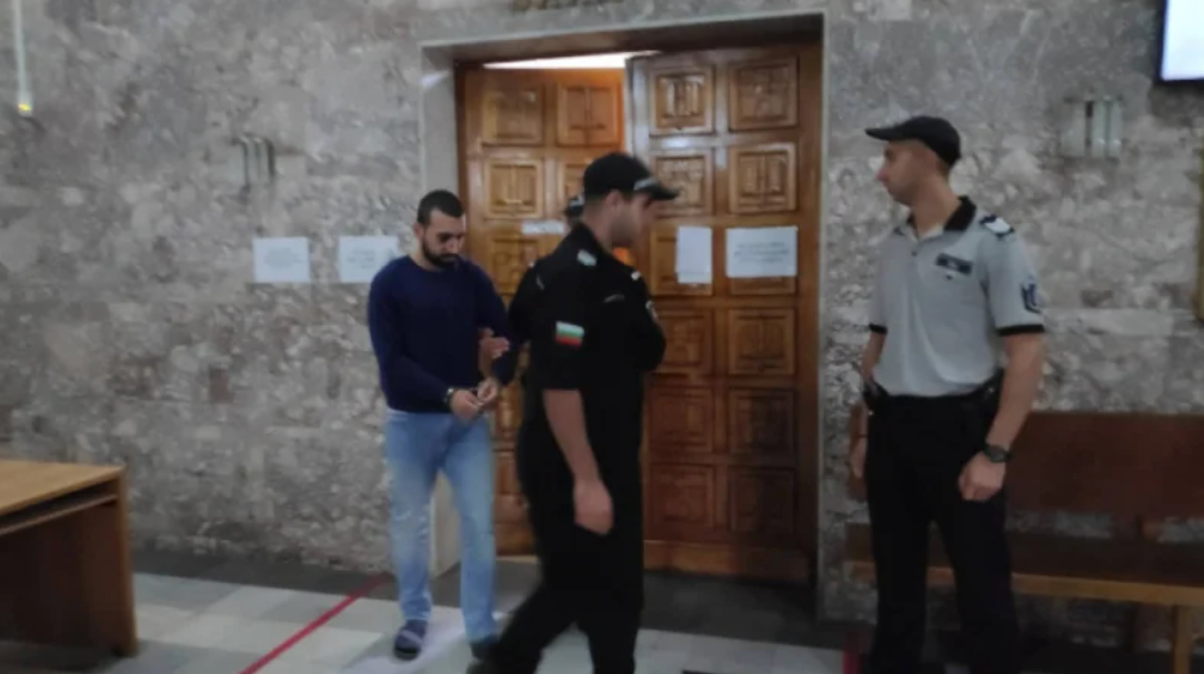 Окръжният съд във Велико Търново пусна под домашен арест 19-годишния