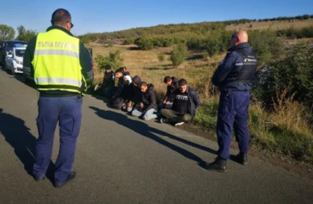 Няколко групи от нелегални мигранти са заловени на магистрала Тракия“.