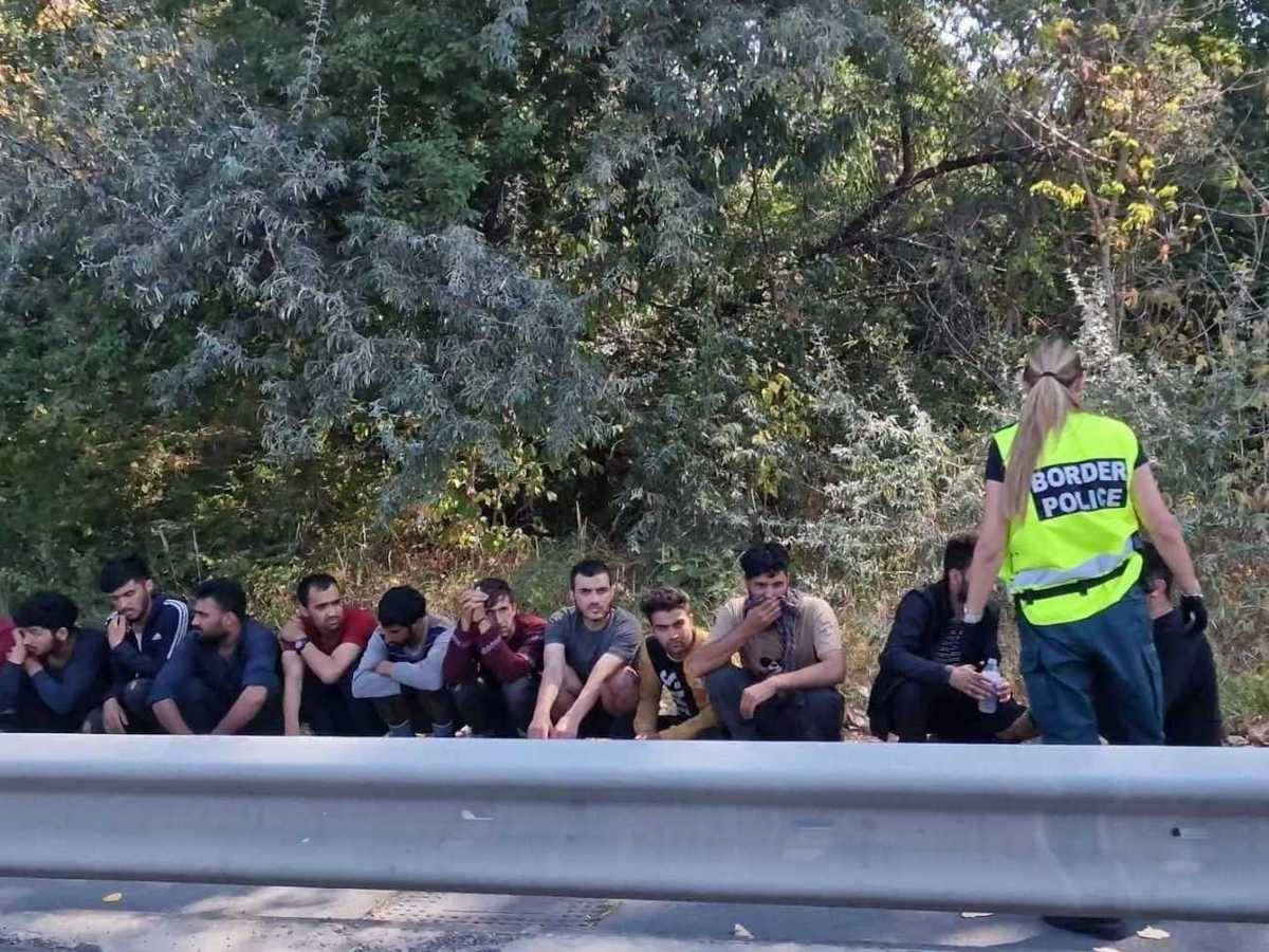 Задържан е мъж за превозването на 18 чужденци от сирийски