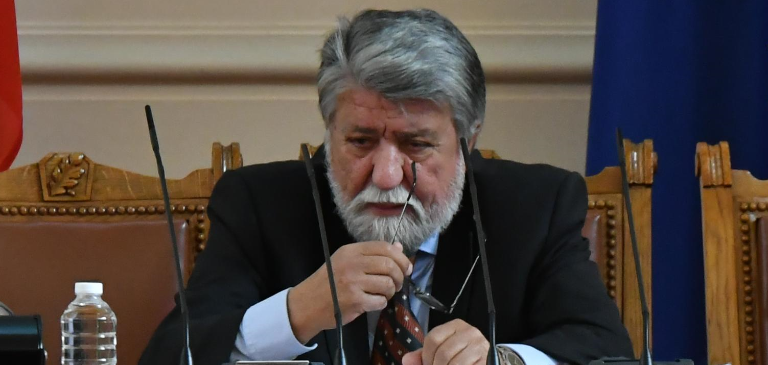 От Продължаваме Промяната поискаха оставката на Вежди Рашидов като председател