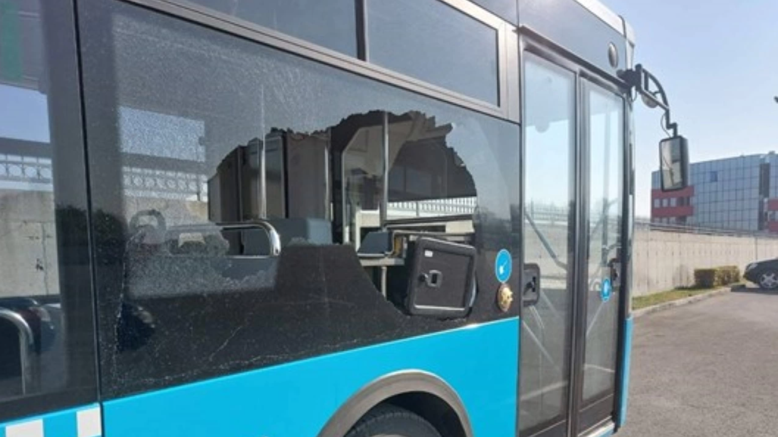 Ученикът който стреля с пневматичен пистолет по автобус №12 от