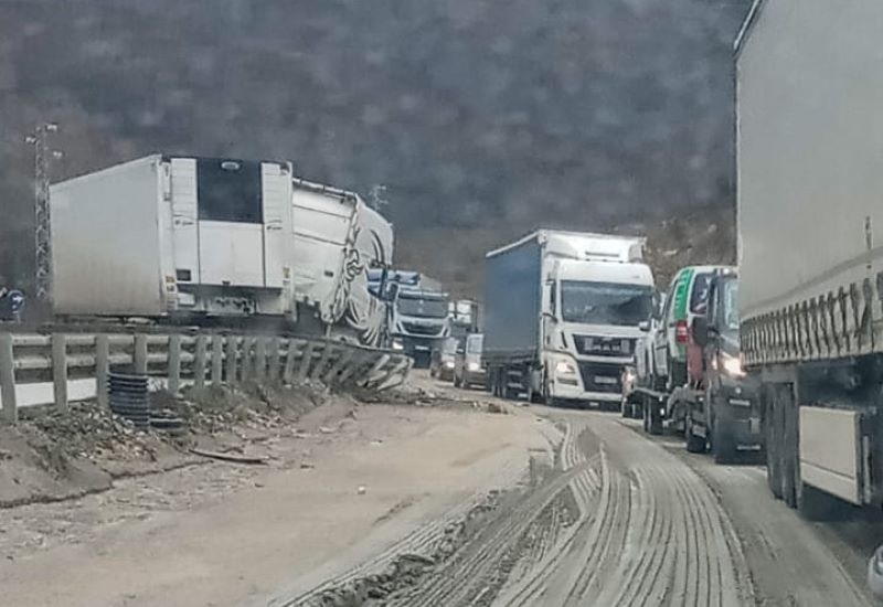 Тежка катастрофа с ТИР затвори международният път Е 79 между Мездра