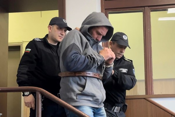 Под засилена охрана в Пловдивския окръжен съд пристигна 48 годишният Мариан