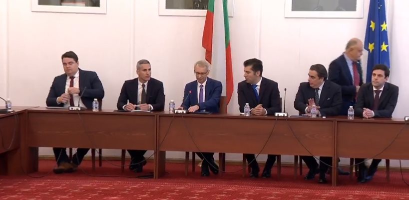 Продължаваме промяната“ се среща с представители на БСП, Демократична България“