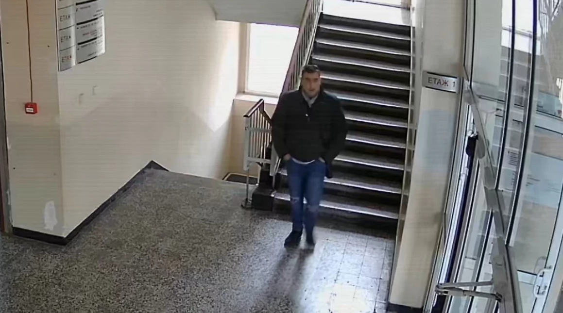 Пловдивската полиция издирва мъж заснет да се шляе из сградата