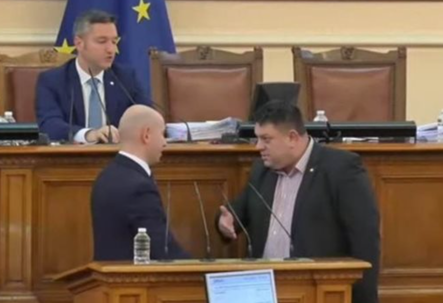 Депутатите от Възраждане и БСП се скараха за българската армия