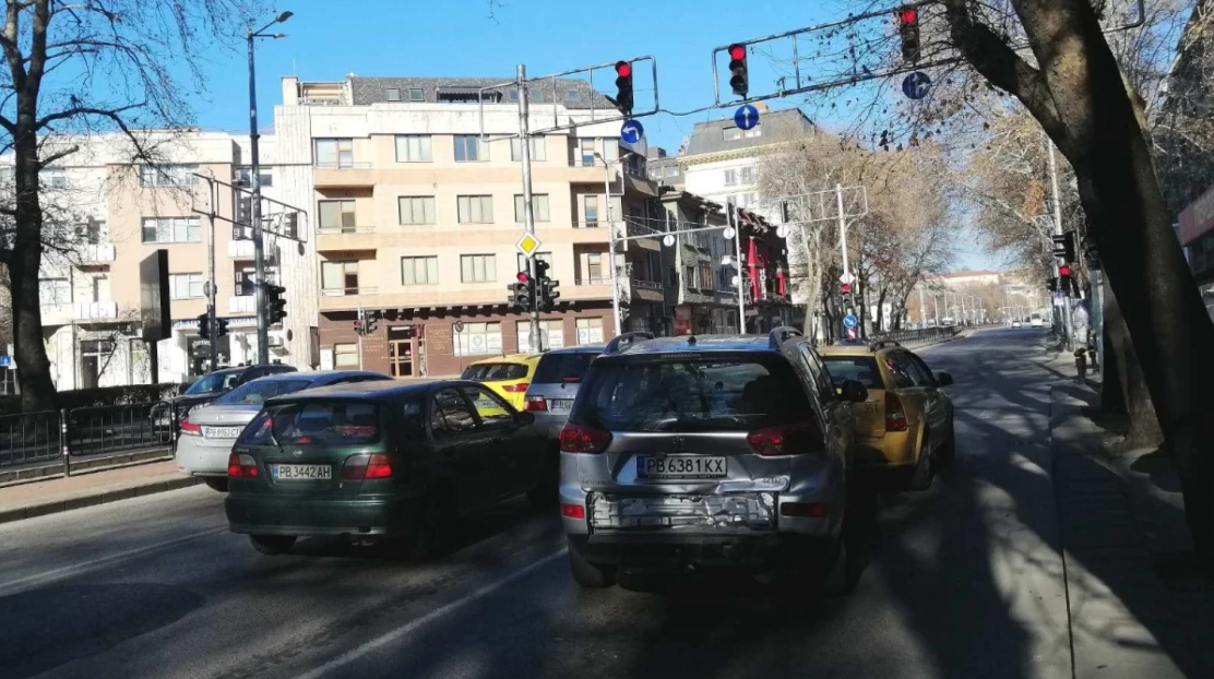 Три коли се нанизаха на бул Цар Борис Трети Обединител