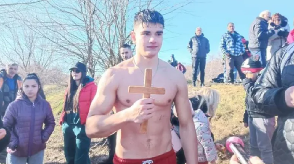 Шестнайсетгодишният Мартин Бешков който извади Богоявленския кръст от водите на