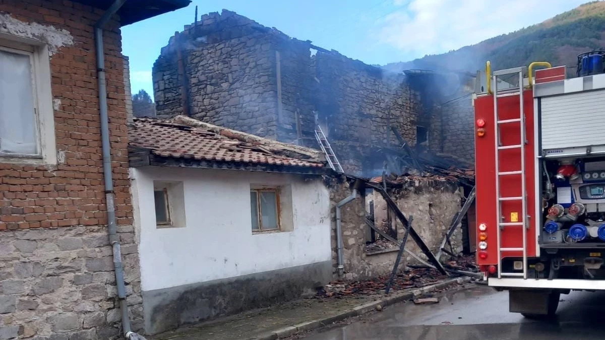 Пожар изпепели къщата на пенсионерка в пловдивското село Бачково. Рано