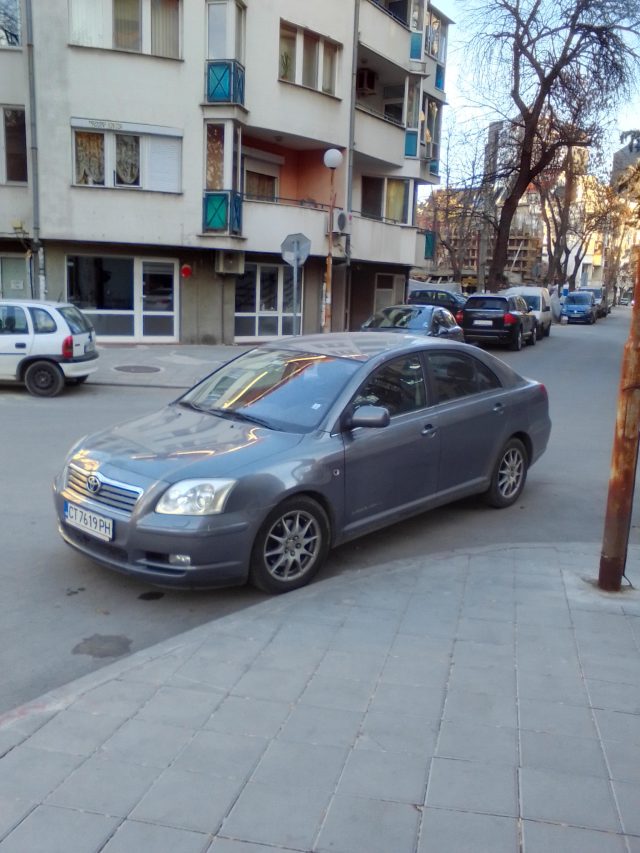 Поредното безотговорно паркиране в Пловдив взриви мрежата Снимка на наглеца