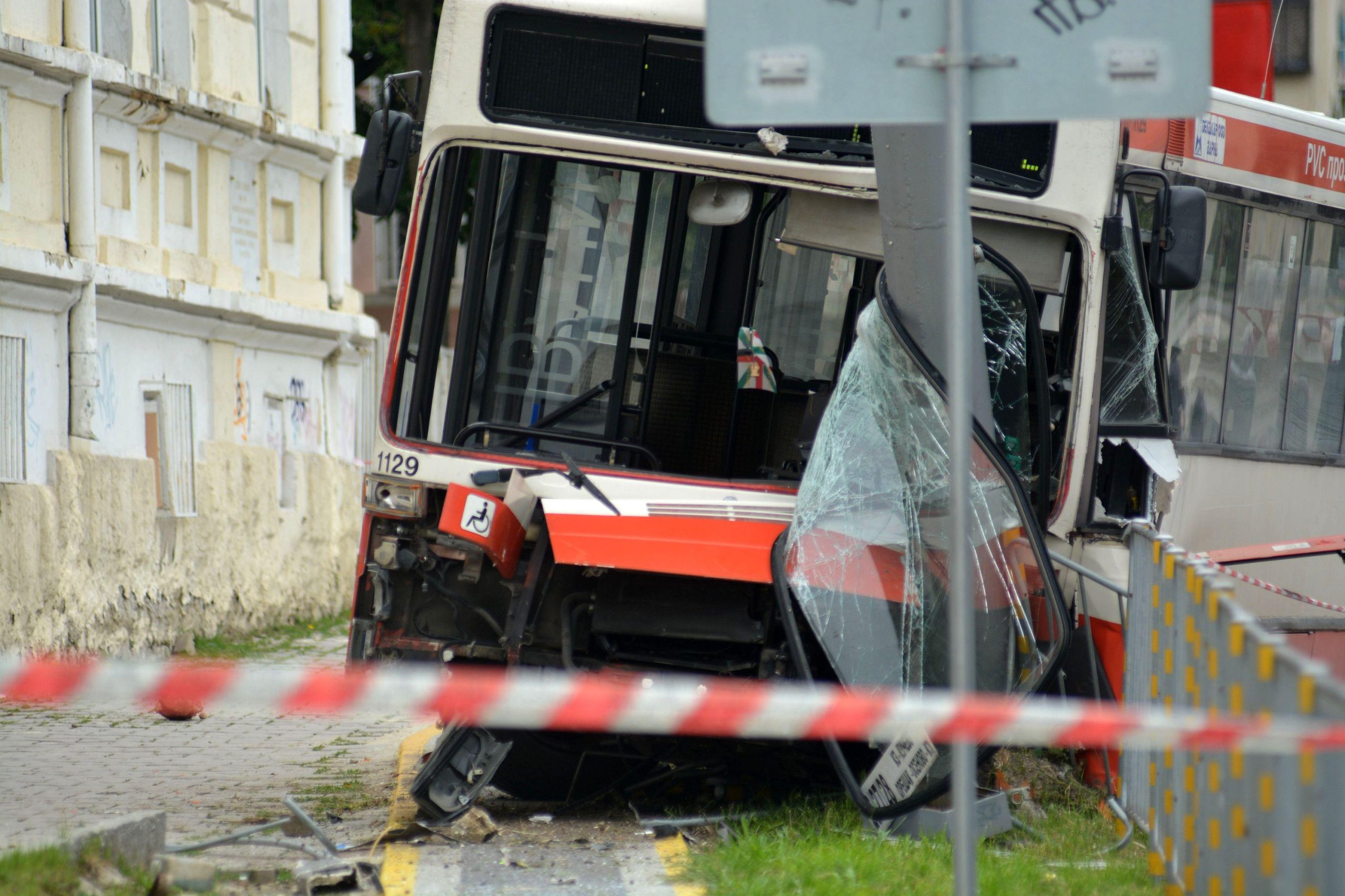 Автобус с пътници катастрофира в центъра на Кърджали малко преди