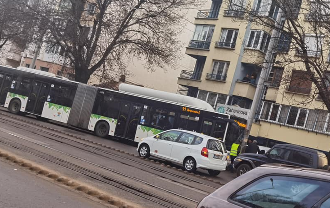 Автобус на градския транспорт се удари в стълб на бул