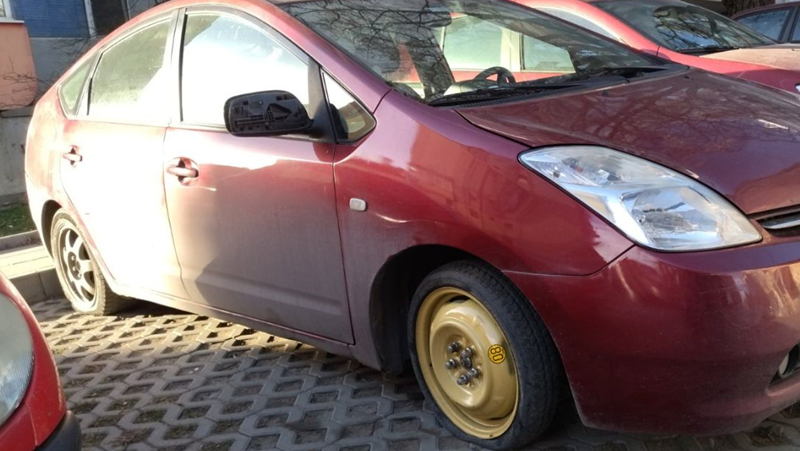 Нагъл вандал обикаля из квартал във Варна и пука гуми