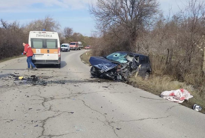 Тежка катастрофа затапи пътя Пловдив-Карлово. Челния сблъсък между кола и