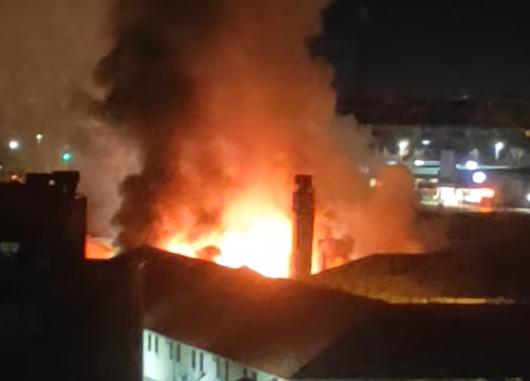 Пожар гори в пловдивския квартал Кючук Париж Огнената стихия е