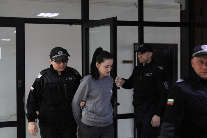 25 годишната полицайка Симона Лулеова излиза от ареста Окръжният съд в