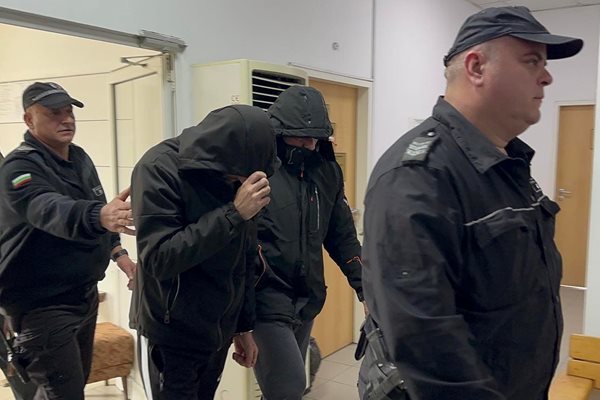 Под засилен кордон в Пловдивския районен съд бяха доведени 42-годишният