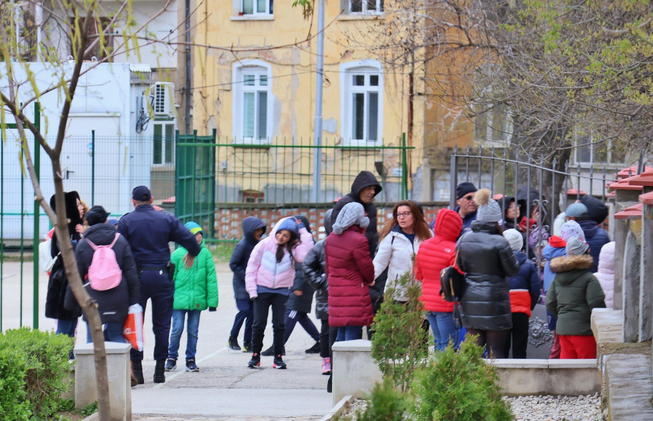Поне 50 училища в София са получили тази сутрин имейли