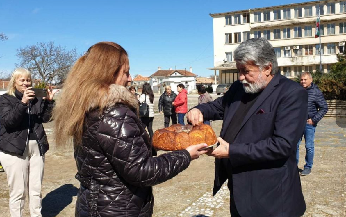 С хляб и сол посрещнаха Вежди Рашидов в село Чоба,