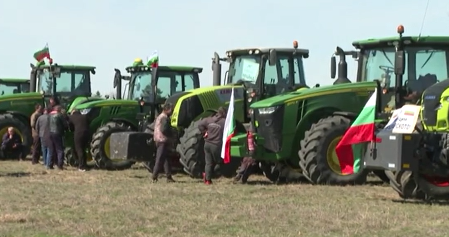 Втори ден зърнопроизводители от три области на Северна България протестират