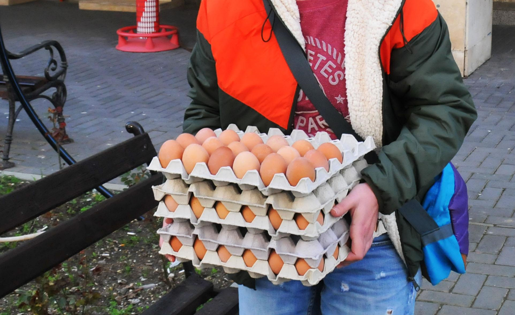 Младо момиче купи яйца късно вечерта от столичен супермаркет за